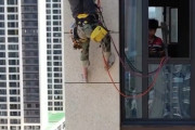 【動画像】タワマンのエアコン工事、命懸けだったｗｗｗｗｗｗｗｗ