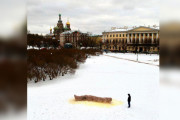 ロシアの芸術家、巨大な?の雪像を製作して逮捕
