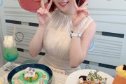 【画像】人気声優の豊田萌絵さん、ハム太郎カフェで税抜1499円の焼きそばを食べてしまう