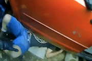 ジャッキが外れて車に挟まれていた男性の命を救った警官たちのGJ動画。