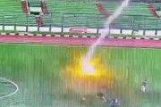 【訃報】試合中のサッカー選手に落雷、死亡…【動画あり】