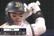 T-岡田の引退試合に角中が花を贈る