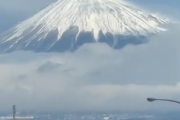 道路から見える日本の絶景。日本一の山である富士山。海外の反応