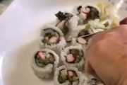 【悲報】外国人女性さん、寿司の食べ方がヤバすぎて大炎上ｗｗｗｗｗｗ 「死刑にする必要があるんじゃないか？」