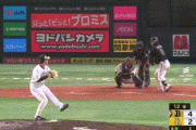 【ソフトバンク対オリックス24回戦】オリックス・若月ランニングホームラン！打球に飛び込んだソフトバンク・牧原がフェンスに激突して負傷交代