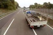 【動画】東名阪道を2時間に渡って通行止めにした足場トラック横転事故の瞬間。