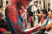 【画像】スパイダーマンさん、電車に乗っているところを撮られてしまう