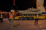 クウェートのシュアイバ港で米陸軍M1エイブラムス戦車の船積み作業！