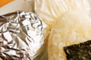 運動会でおにぎりをアルミホイルで包んでる友達いたけどあれって…
