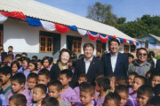 アジアの子どもたちに学校をつくる議員の会  安倍会長のもと一人、一ヶ月、一万円ずつ積み立てて、年に約一校ずつアジアに学校を作ってきました。１８校が完成し、１９校目が建設中