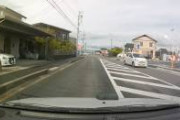 愛知県では車道の真ん中でジジィがアスファルトを掘っているかもしれない運転が必要です。