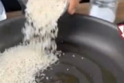 【動画】外国人『パスタ半分に折るならこっちはチャーハンこう作るわ！』