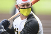 阪神・サンズ、感染防止対策バッチリ！？黄色マスクに日の丸ハチマキで試合前練習