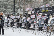 韓国、ワクチン被害訴え遺族らが大雪の中で大統領府まで行進…「大統領信じて家族失った」  12/20
