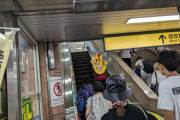 エスカレーターで歩くのを禁止した名古屋市、エスカレーターに右側絶対立ち止まらせるガールが登場