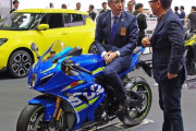 【画像】SUZUKIの社長、ヤバいおっさんに絡まれる・・・