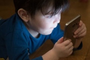 【悲報】スマホ与えられた5歳男児、とんでもない単語を検索してしまう・・・・・・