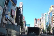 【動画】これはひどい。新宿で自転車の老婆と軽トラが事故るドラレコ。