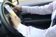 【悲報】いまだに『スマホ』を触りながら車を運転してるやつ、ちょっと来いｗｗｗｗｗｗ