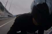 【動画】女性ライダーさん、高速でガードレールに接触し腕が大変なことになる・・・