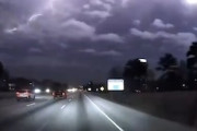 【動画】走行中の車の数メートル先に雷が落ちる衝撃のドラレコ。