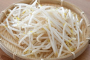 無限に食えるもやしメインのニラレバ。炒め用のカット野菜とブラックペッパー鶏ガラスープ、絶対太らんやろ