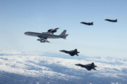 米空軍の早期警戒管制機E-3セントリーをF-22ラプター・F-35AライトニングIIが護衛！