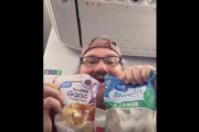【動画】飛行機乗ってる白人のオッサン、美味そうな物を作ってパクパク