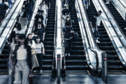 混雑してるエスカレーターに乗ったら「迷惑かけてんだよ、あんた」って言われたんだけど…