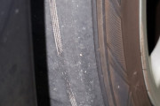 【緊急】車のタイヤに白い線みたいなの出てきたんだがこれってヤバいのか…？