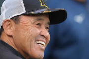 虎将トーク　阪神・岡田彰布監督は「金属バット持ってくるんちゃう、おーん」と高校球児魂を掲げる広島・新井貴浩監督に冗談でチクリ