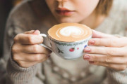 「こんな贅沢しちゃってもいいのかな…」〈年収270万円〉事務職女性（24）が“500円のラテ”すら罪悪感を覚えてしまう「本当の理由」