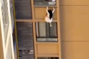【動画】不倫現場？マンション10階の窓から脱出するスカート姿の女が撮影される。