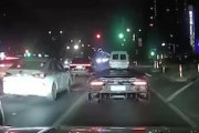 【動画】スーパーカー乗り、直線加速対決にのせられて段差で散ってしまう。