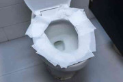 潔癖症なので便座に「トイレットペーパー」を敷いていますが、あまり意味はないですか？ トイレットペーパーの無駄でしょうか？
