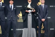 海外の反応「カッコよすぎる」日本人FWが羽織はかまで表彰式に登場！日本の伝統的衣装に海外感激