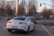 ロシア式サンキューハザード、車線変更をしたい車を前に入れてあげたら、こんなサプライズが待っていた