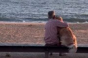 飼い犬を抱きしめてながら一緒に夕日を見る男性の姿に感動の涙