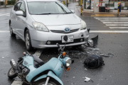 神戸市の県道の交差点で車とバイクが衝突、ミニバイク運転の女子大学生（19）が死亡