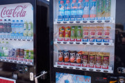 富士山頂の自販機「水500ml500円でーす(笑)」←あれ？コレ自力で持ち込んで450円で売ればよくね？