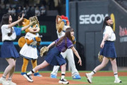 【日本ハム】乃木坂の始球式でカオス状態に　３人同時投球もボールの行方分からず　