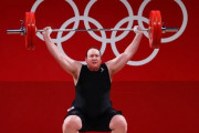 【朗報】トランスジェンダー女子、バーベル上げの大会で記録を更新し無双！