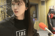 【乃木坂46】久保史緒里 お母様とお電話えがった.gif