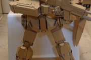 【画像】ダンボールと接着剤だけで作った「フル可動ガンダム」が驚愕のクオリティだと話題にｗｗｗｗｗｗｗｗ