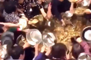 【動画】中国、キタ～！食事の無料配給で大鍋に住民殺到！大争奪戦が始まる～！