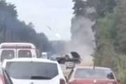 【動画】ロシア軍、道路を通行止にしてミサイルを発射する。