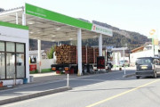 激減するガソリンスタンド　地方の暮らし崩壊危機