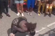 黒人さん、ダンスバトル中に別のダンスバトル女が現れ颯爽と自転車に乗り合体しながら去る