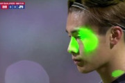 外国人「軽すぎるわ」日本代表にレーザー攻撃でFIFAがバーレーンに罰金処分！海外ファンから不満の声！【海外の反応】