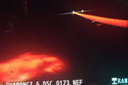 【この謎の赤い光の正体は！？】仁川からロサンゼルスに飛行中の旅客機で謎の赤い光）